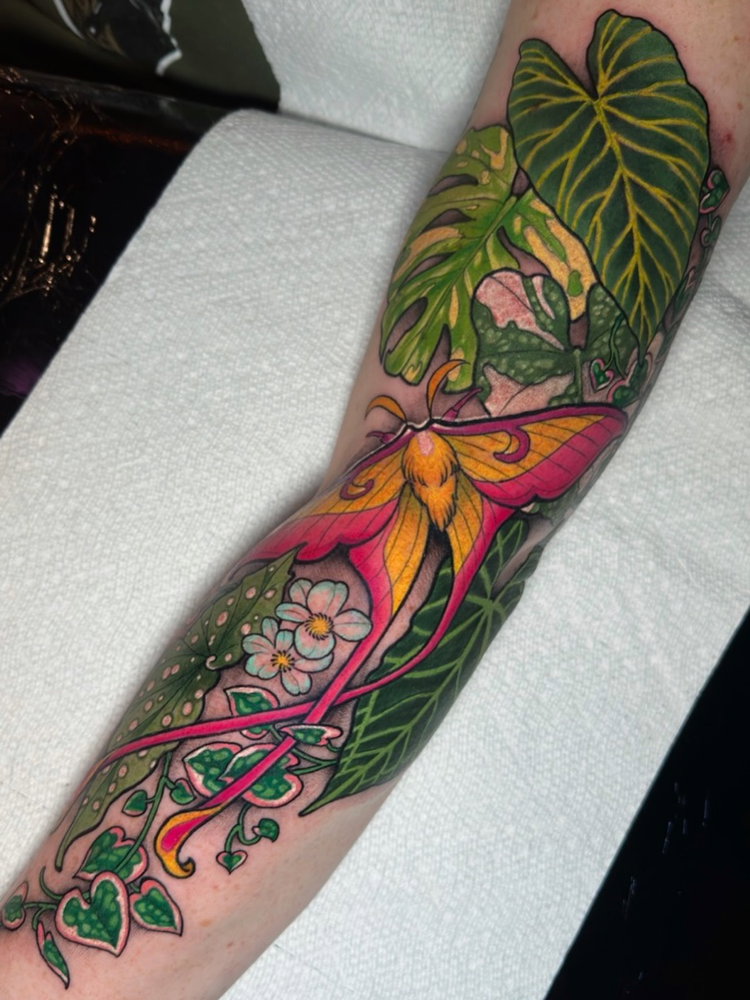 sat for 6 hrs to start her plant sleeve! This thing is SUPER VIVID in person !! Can’t wait to add more onto it soon…